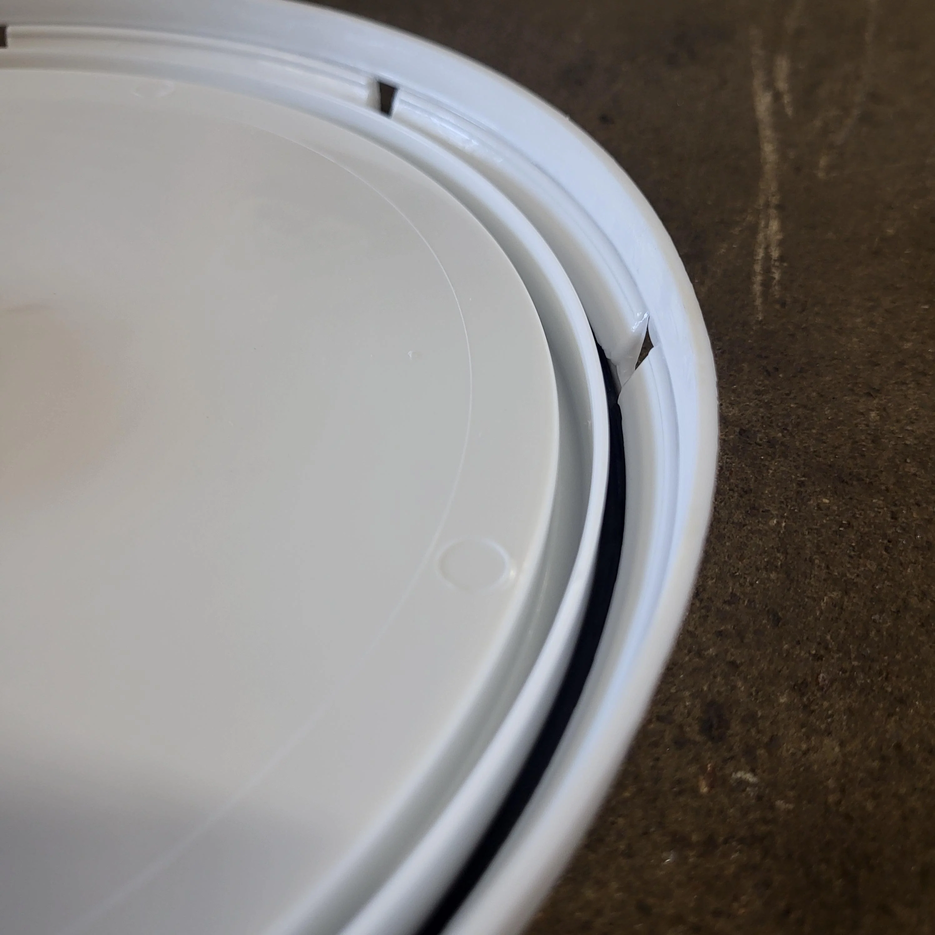 Bucket Feeder With Feeding Plugs - Image 3