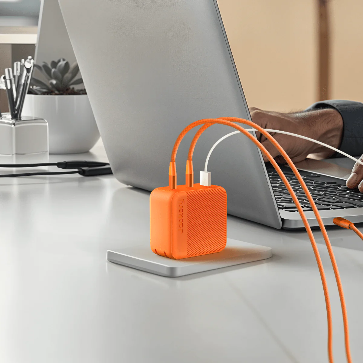Jackery 102W GaN 3-Port Fast Charger - Image 4