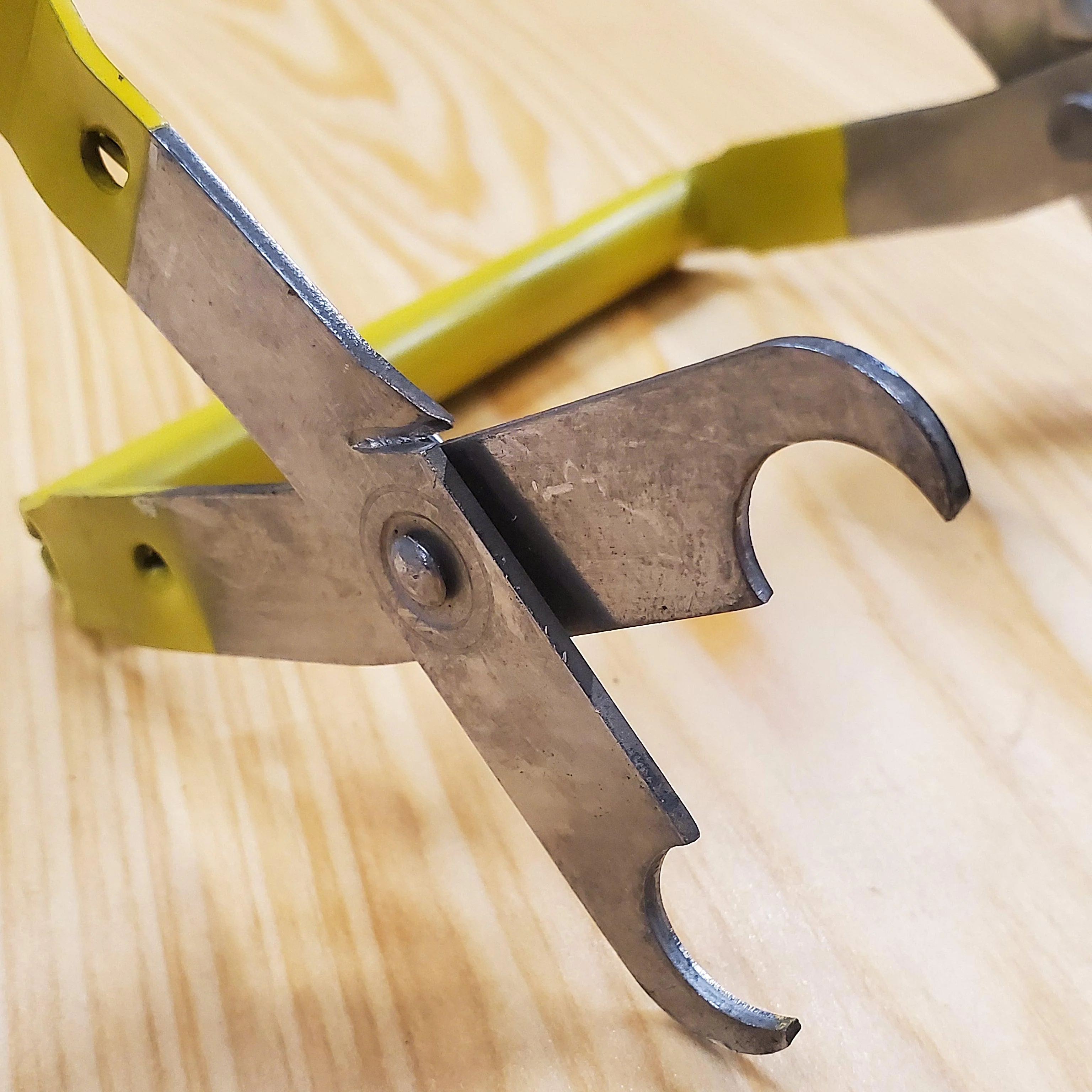 Metal Frame Grip with Pry Bar Hive Tool - Image 3
