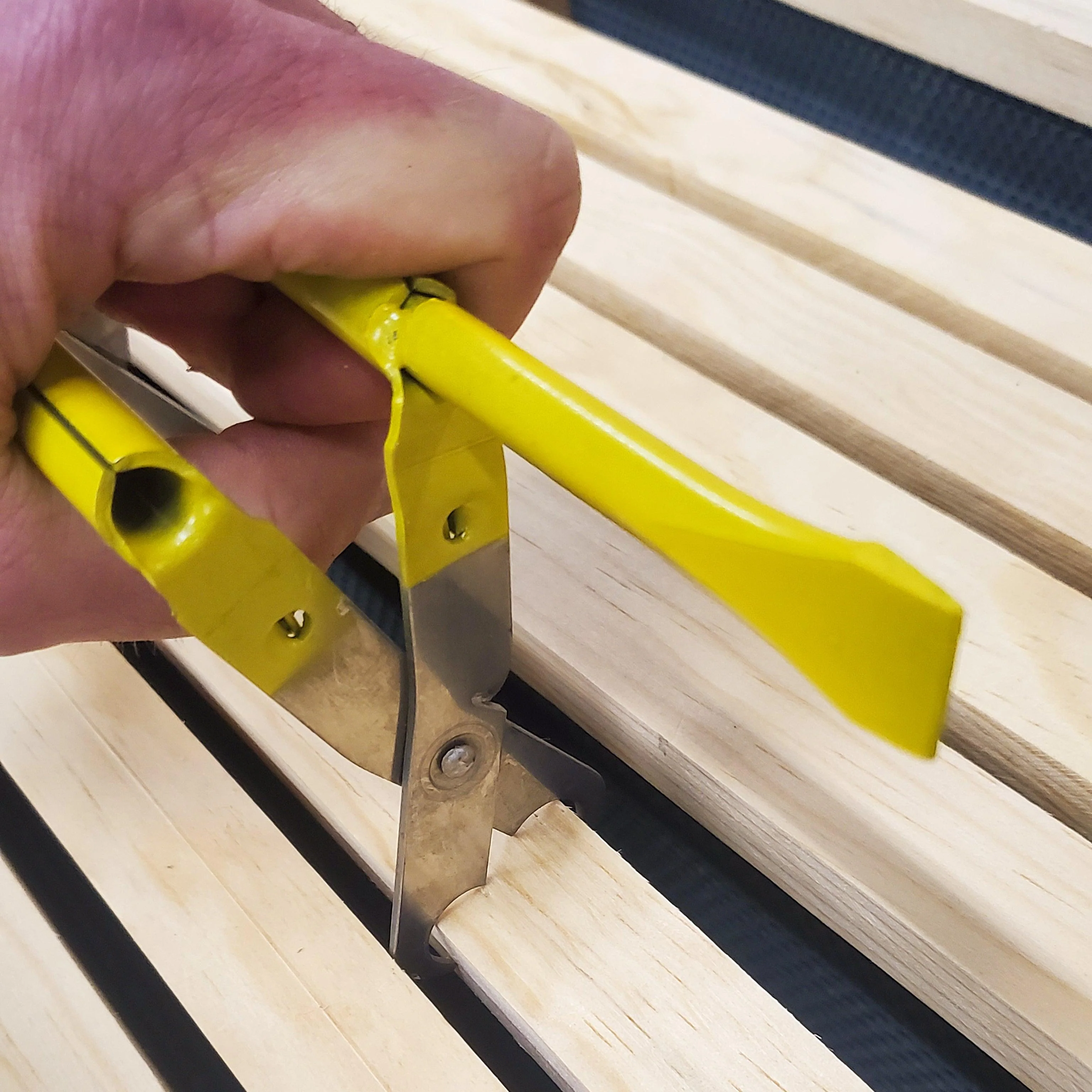 Metal Frame Grip with Pry Bar Hive Tool - Image 4