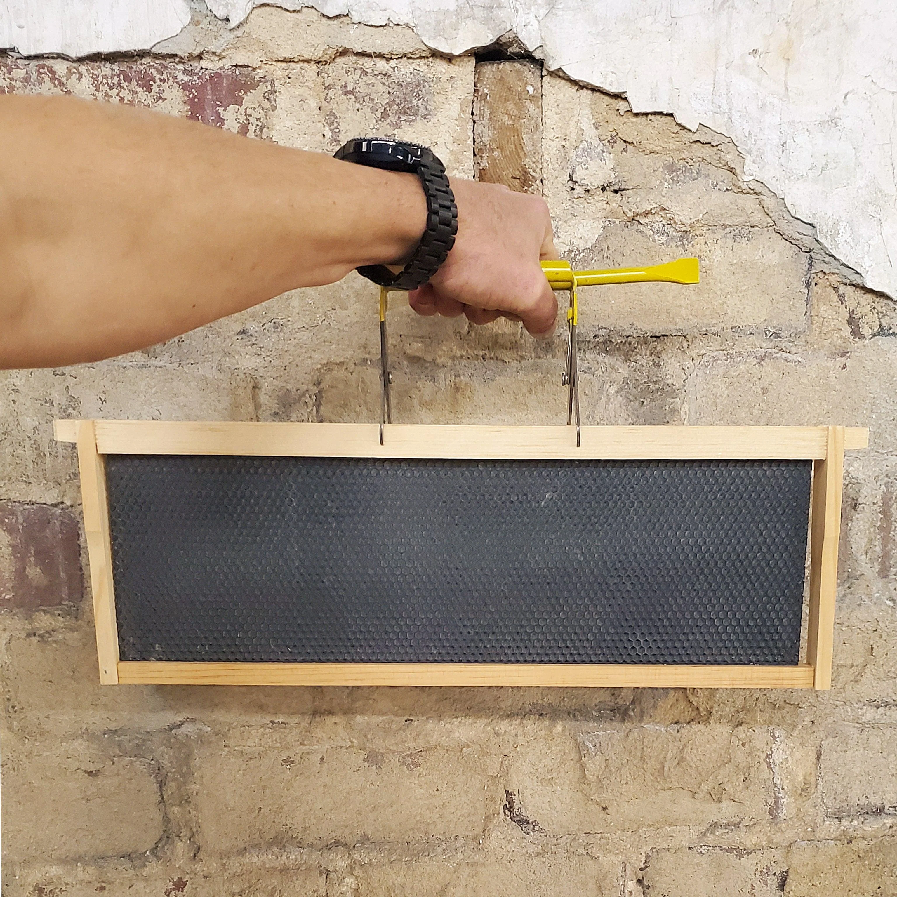 Metal Frame Grip with Pry Bar Hive Tool - Image 5
