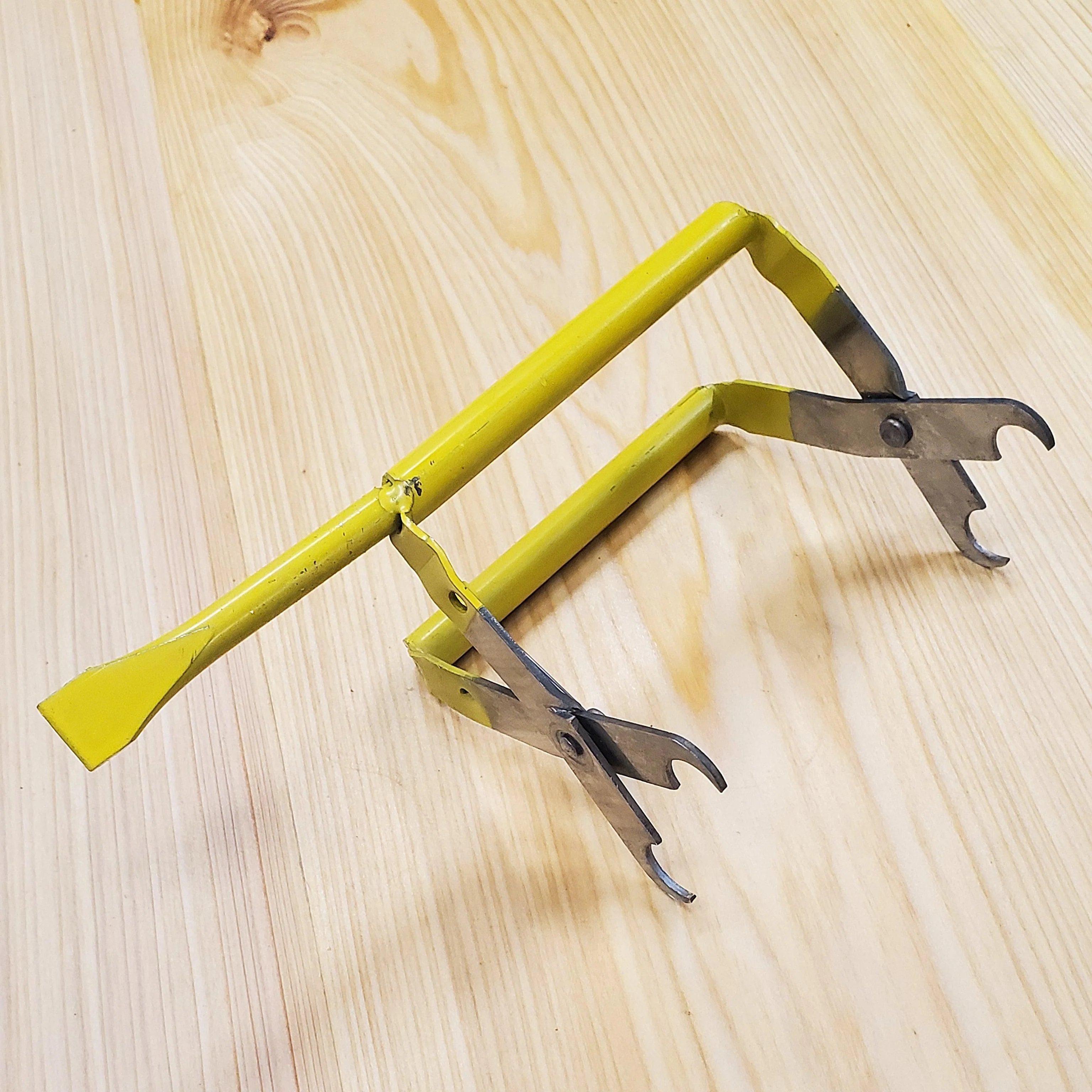 Metal Frame Grip with Pry Bar Hive Tool - Image 6