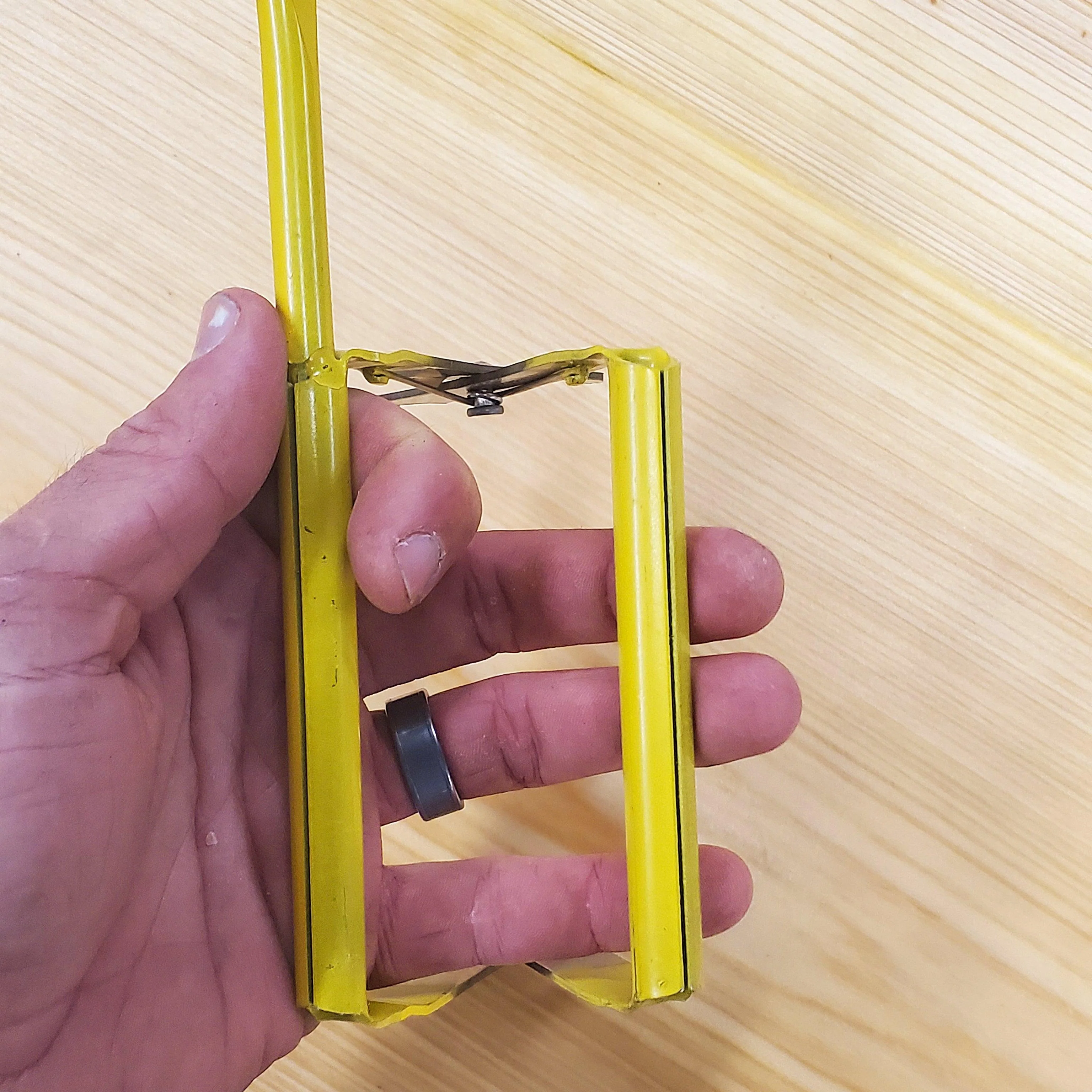 Metal Frame Grip with Pry Bar Hive Tool - Image 7