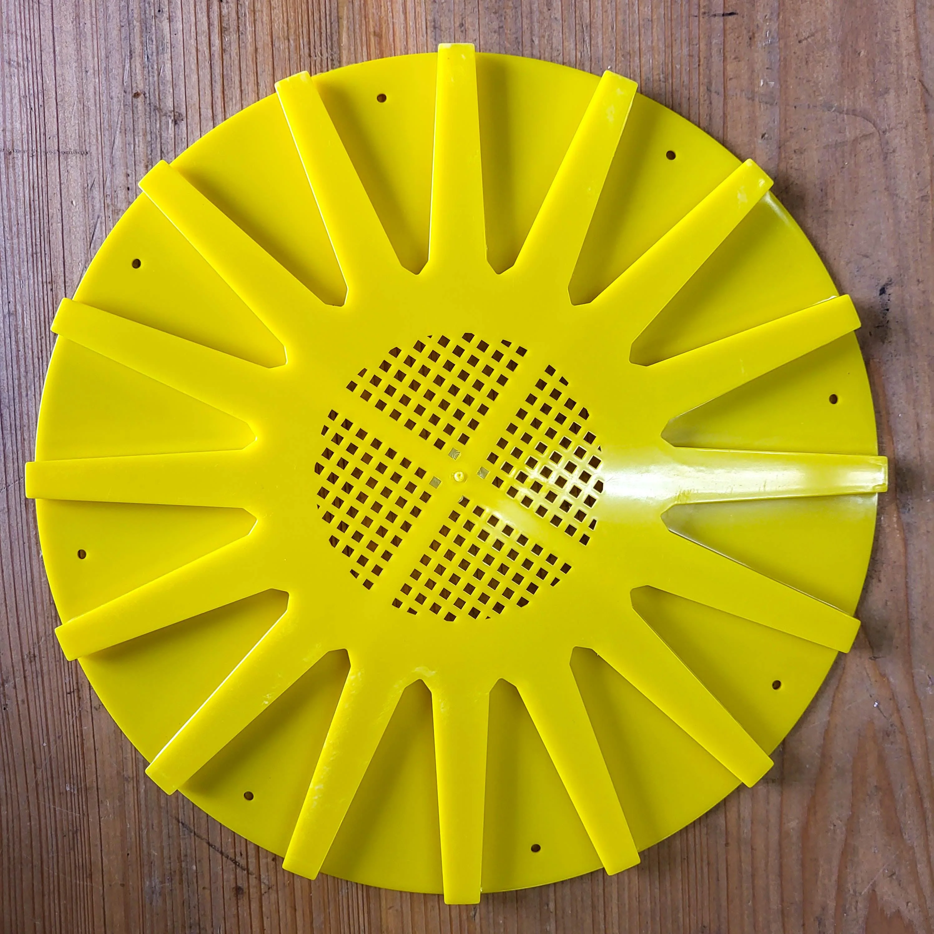 Plastic Round 16 Way Bee Escape - Image 3