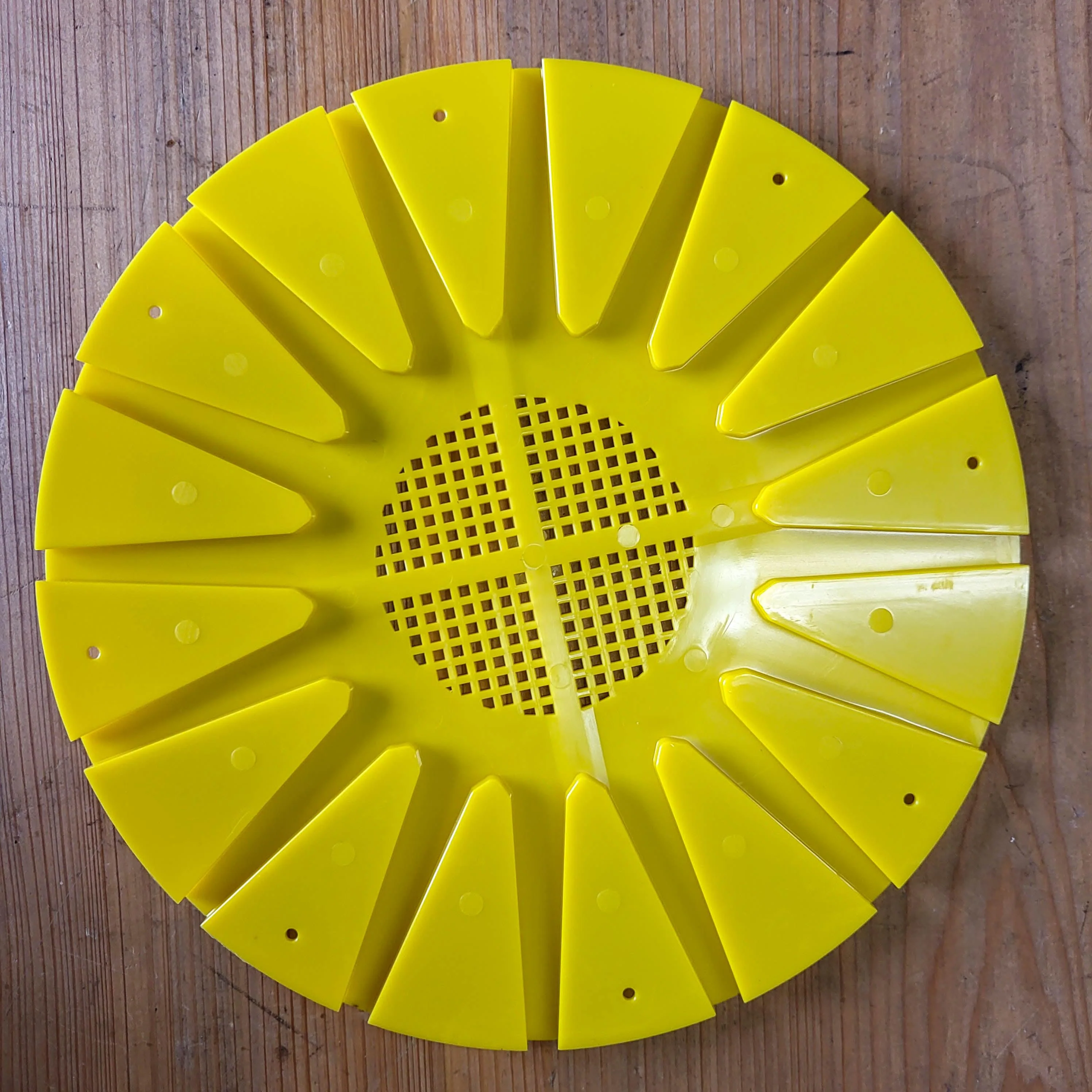Plastic Round 16 Way Bee Escape - Image 4