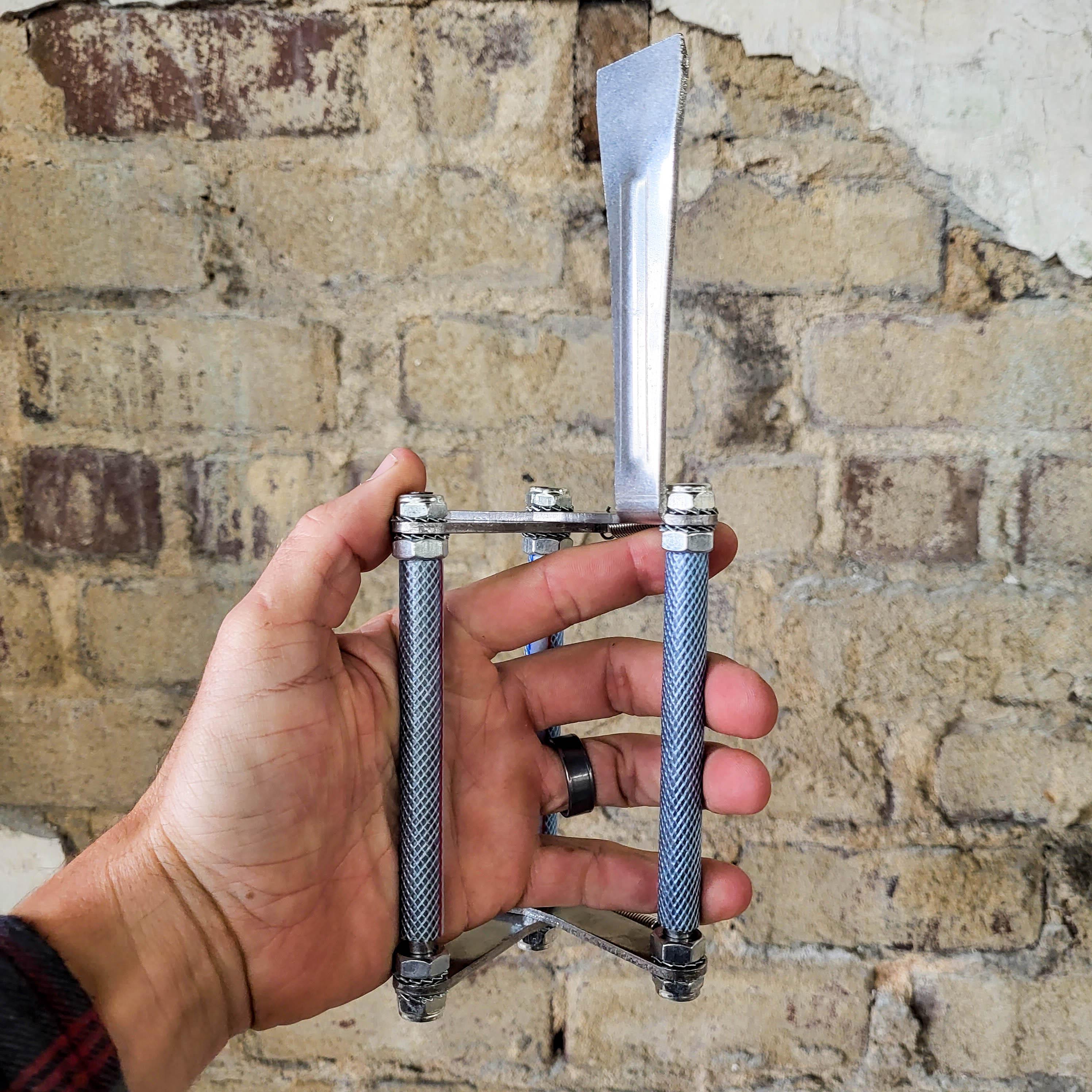 Premium Metal Frame Grip with Pry Bar Hive Tool - Image 2