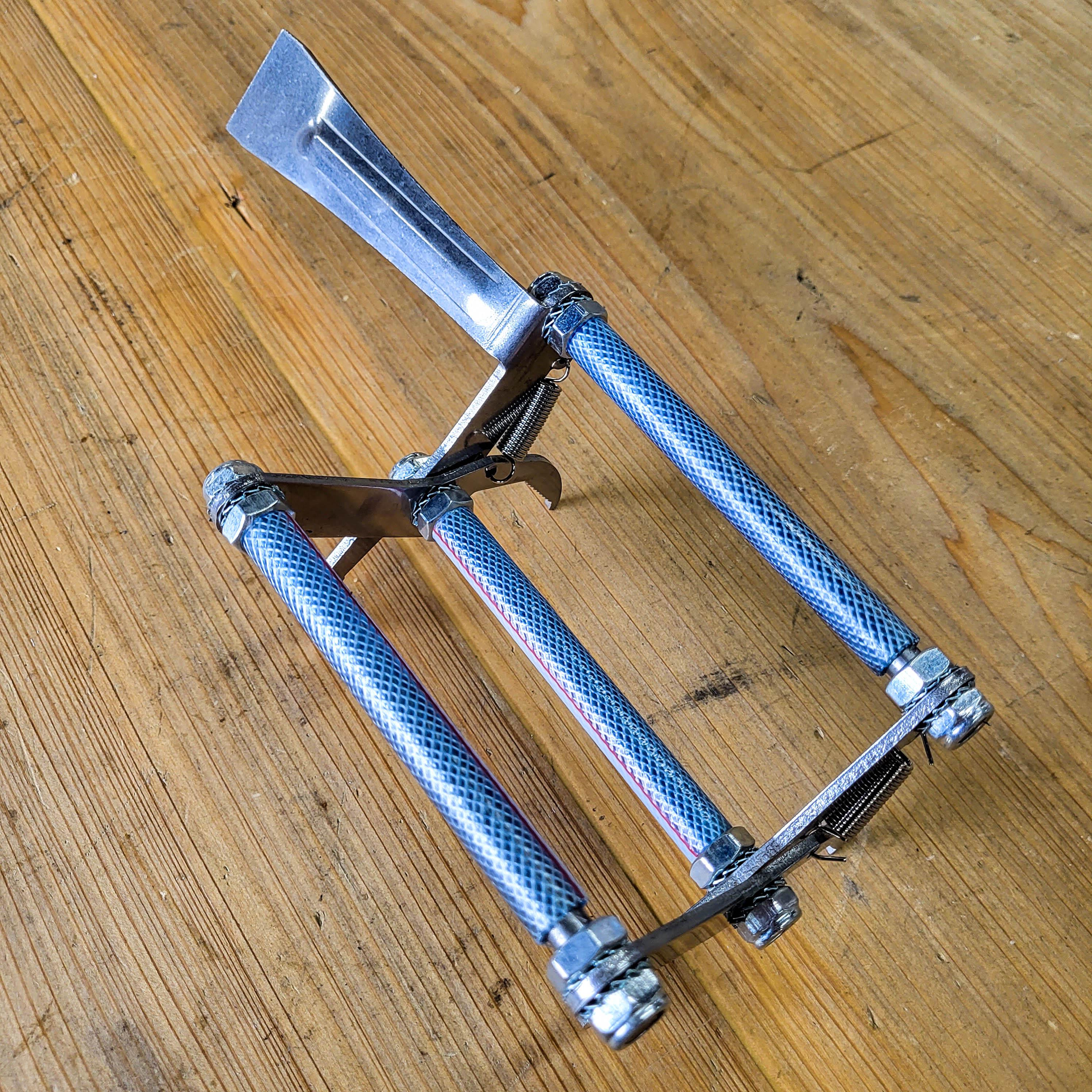 Premium Metal Frame Grip with Pry Bar Hive Tool - Image 3