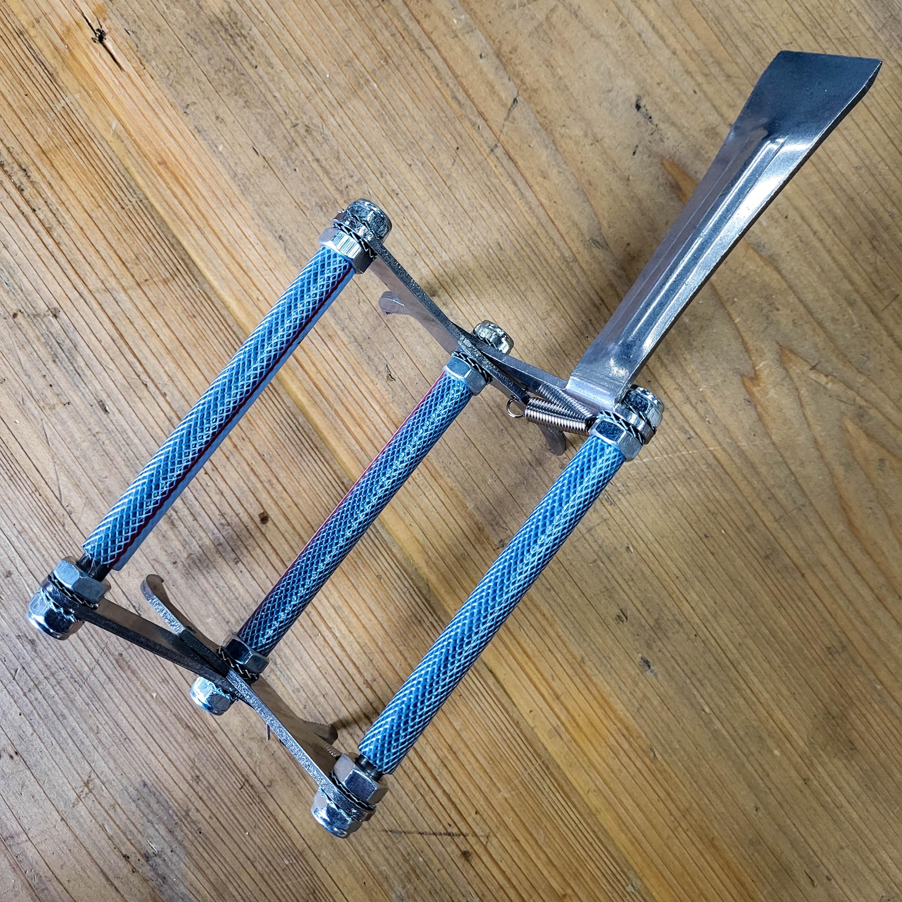 Premium Metal Frame Grip with Pry Bar Hive Tool - Image 4